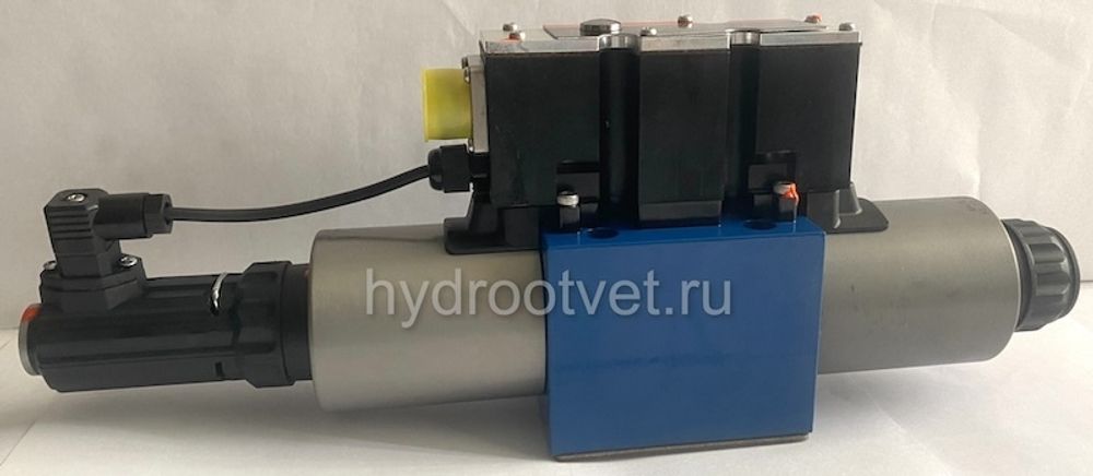 4WREE10V50-2X/G24K31/A1V - Пропорциональный распределитель с обратной связью по положению золотника со встроенным усилителем Ду10, A1 = ±10 В, номинальный расход 50 л/мин, схема V