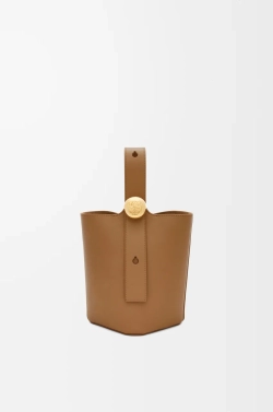 Loewe Мини-сумка-ведро Pebble из гладкой телячьей кожи, светло-коричневый