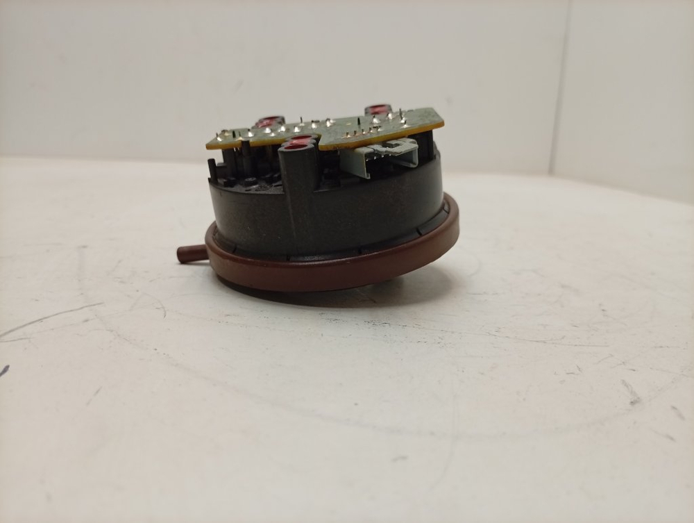 WD54330/02 кт36 Прессостат (датчик уровня воды) для стиральной машины Siemens 3065222 б/у
