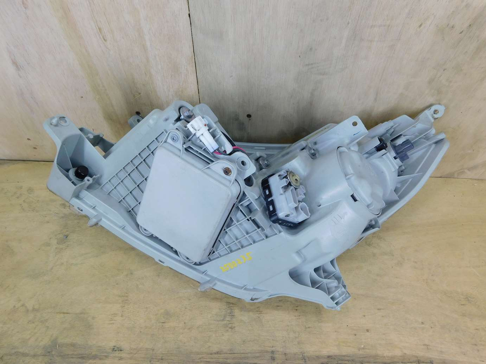 фара правая Toyota Rush J200G J210E 60-75