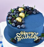 Темно-синий торт мужу, парню на день рождения с ягодами голубики и ежевики, топпером "Happy birthday"