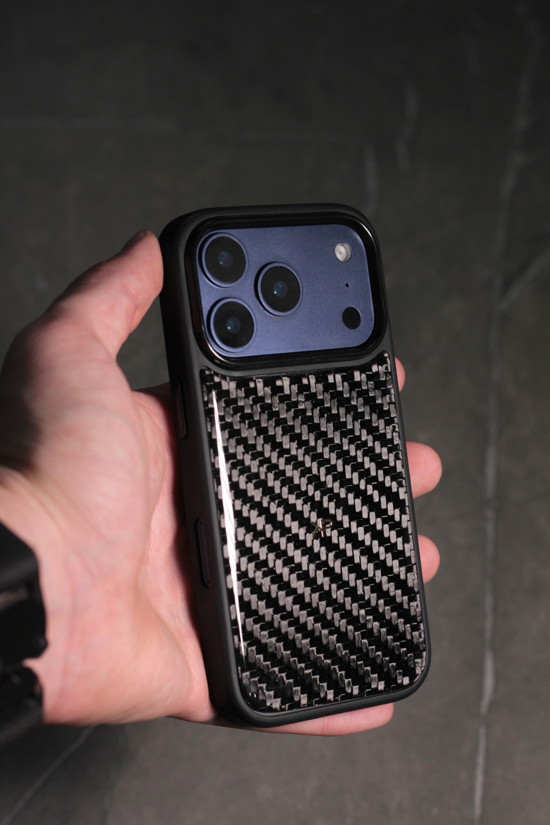 Чехол на iPhone 17 PRO с натуральным карбоном