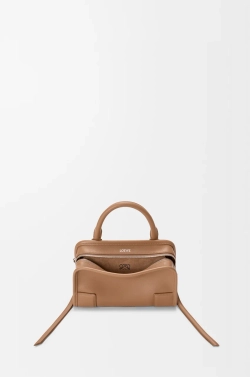 Loewe Мини-сумка Amazona 180 из мягкой телячьей кожи, мокко
