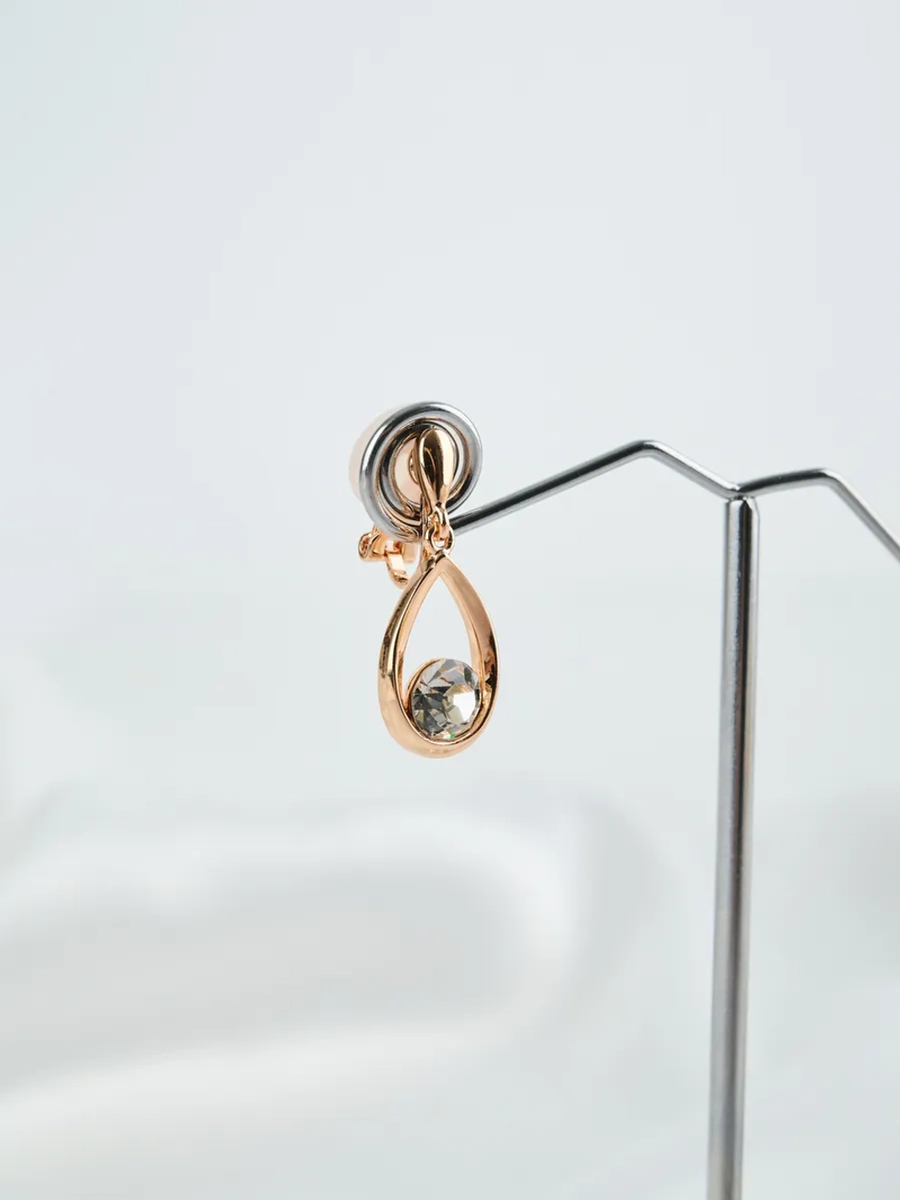 Клипсы-капли Белла с белыми кристаллами Swarovski