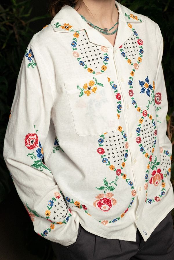 Рубашка Украшенная Повторяющимся Цветочным Узором / Repeating Flowers Pattern Long Sleeve белая - фото 4
