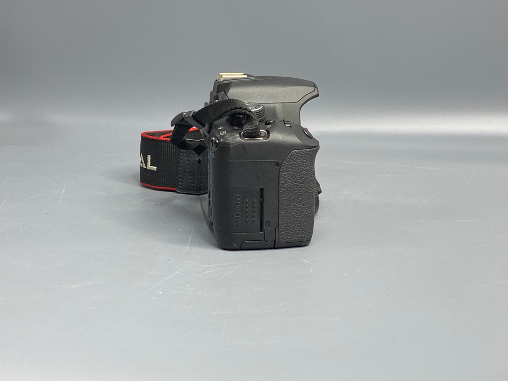 Canon 500D kit 18-55 mm 3.5-5.6 IS 3.000 кадров