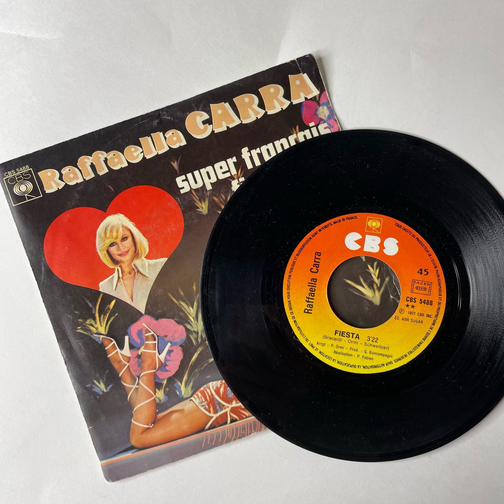 Винтажная виниловая пластинка 7 дюймов (маленькая пластинка) Raffaella Carra, Super Francais / Fiesta (Франция 1977)