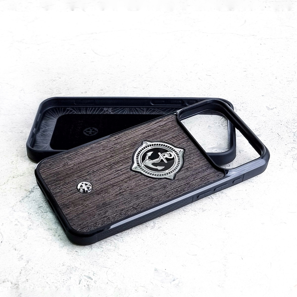 Чехол iPhone 18 Pro Premium Mariner Bog Oak на белом мраморе — мореный дуб с текстурой дерева, серебряный якорь с компасом, шильд Euphoria HM