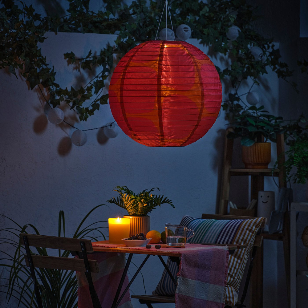 IKEA SOLVINDEN  (ИКЕА СОЛВИНДЕН)  -  Подвесной светильник LED на солнечной батарее - для улицы шар/оранжевый тёмно-розовый 45 см