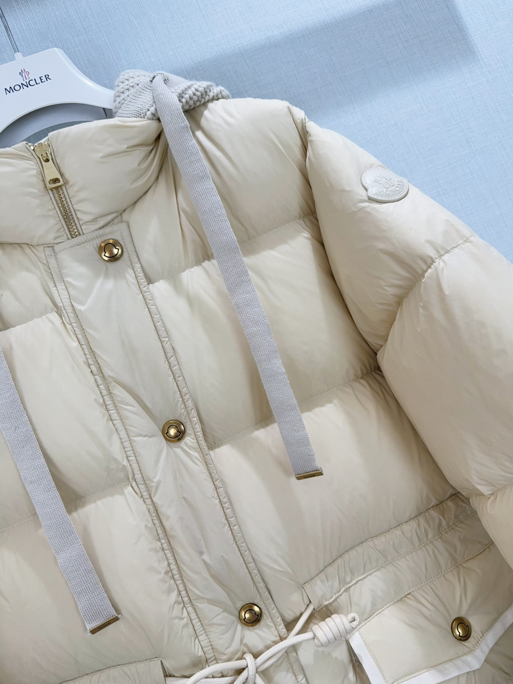Женский пуховик Moncler с кулиской на талии — кремовый — фото 4