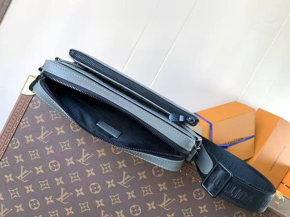 Сумка через плечо/мессенджер Louis Vuitton Trio