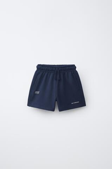 ZARA ШОРТЫ-БЕРМУДЫ БАЗОВЫЕ С ТЕКСТОВЫМ ПРИНТОМ, МОРСКОЙ СИНИЙ