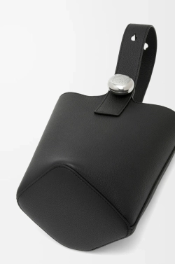 Loewe Мини-сумка-ведро Pebble из мягкой зернистой телячьей кожи, черный