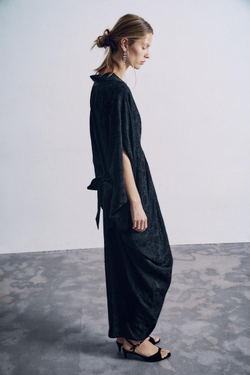 ZARA ДЛИННОЕ ПЛАТЬЕ С ЦВЕТОЧНЫМ ЖАККАРДОВЫМ УЗОРОМ, ЧЕРНЫЙ