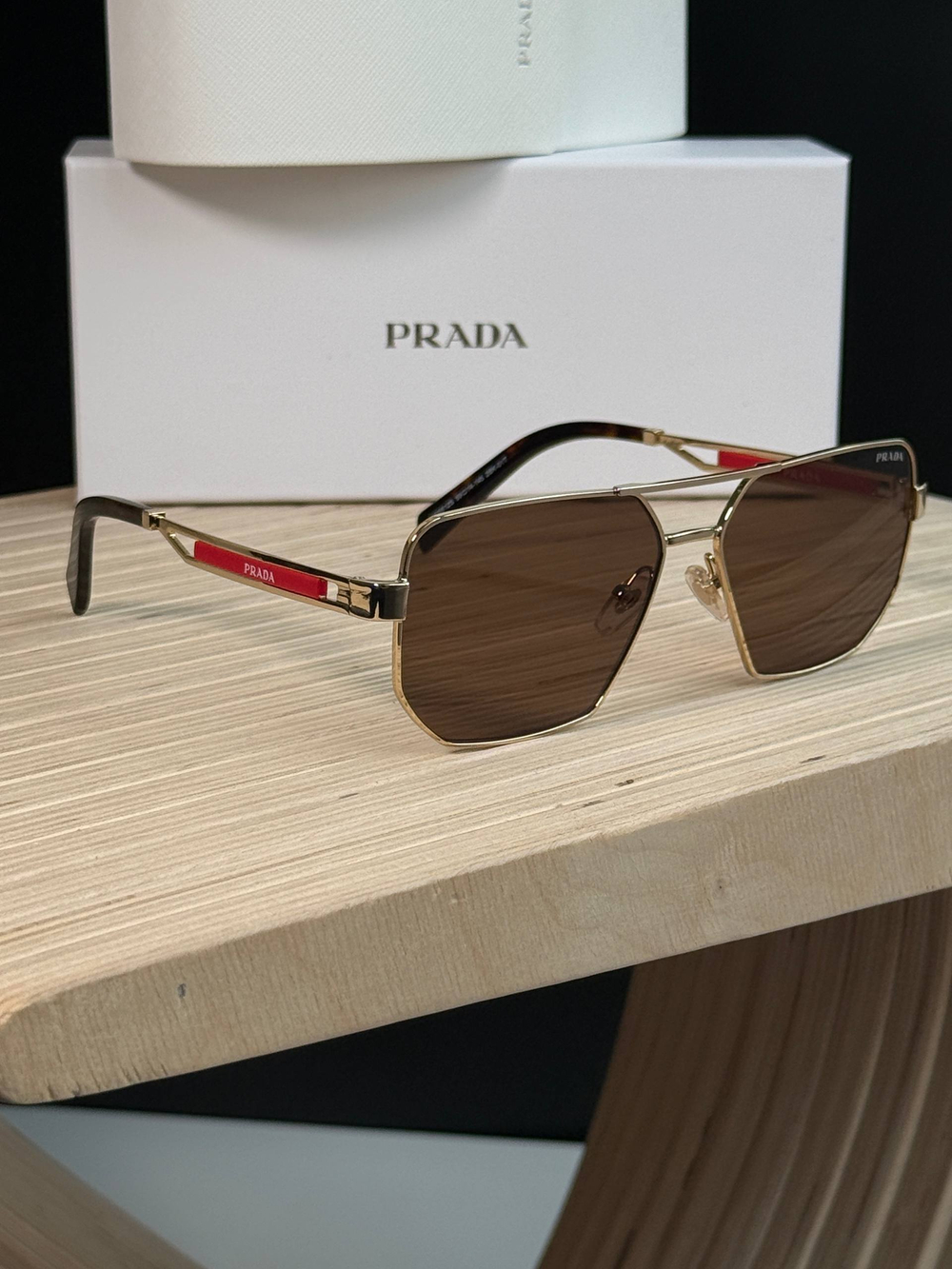 Солнцезащитные очки Prada