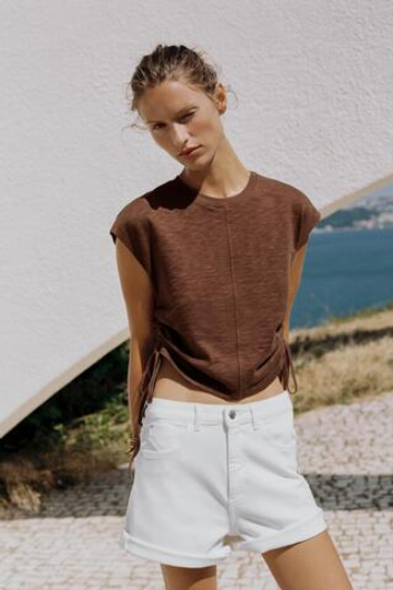 ZARA ФУТБОЛКА В РУСТИКАЛЬНОМ СТИЛЕ СО СБОРКАМИ, КОРИЧНЕВЫЙ