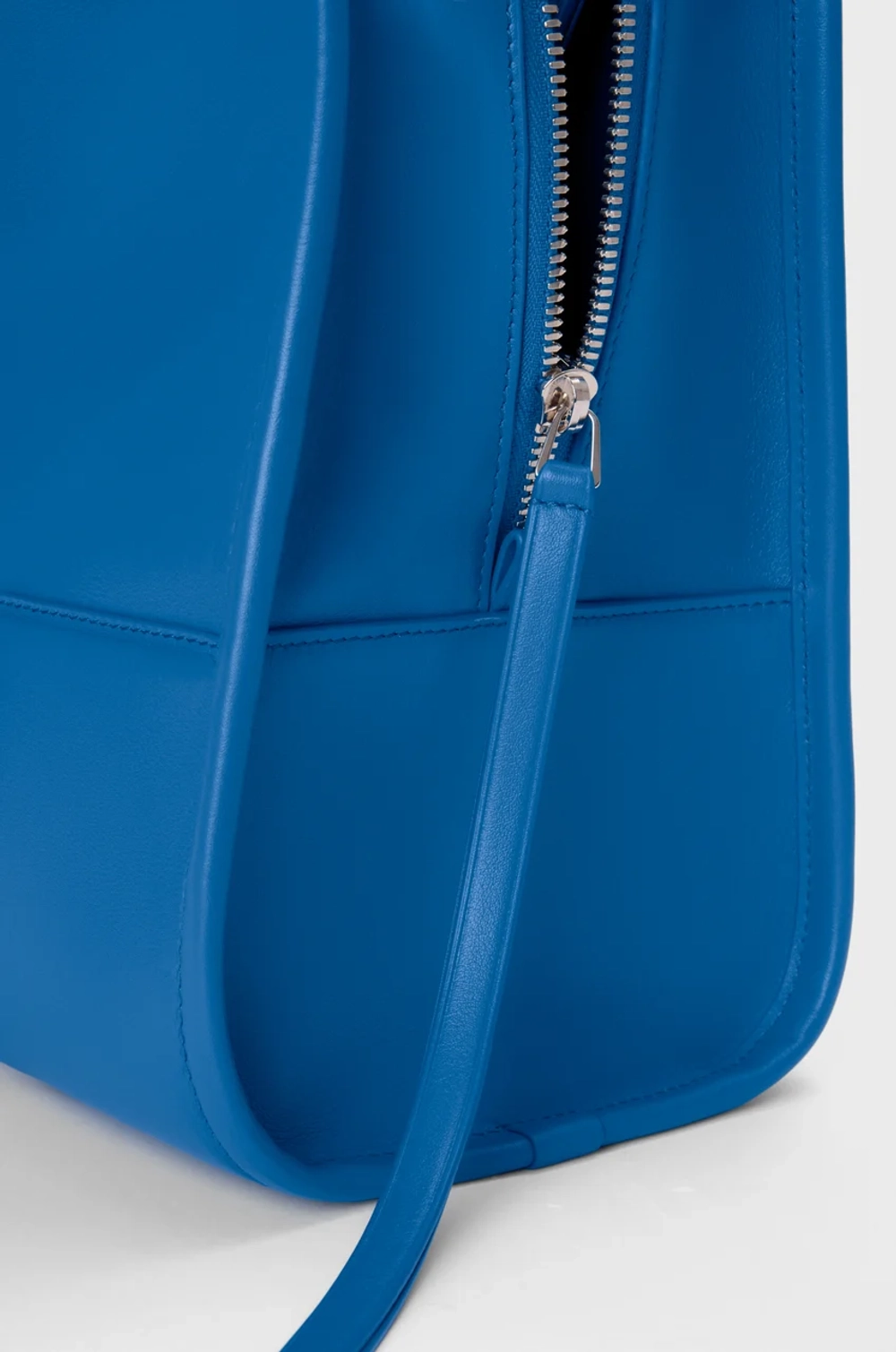 Loewe Большая сумка Amazona 180 из мягкой телячьей кожи, ярко-синий