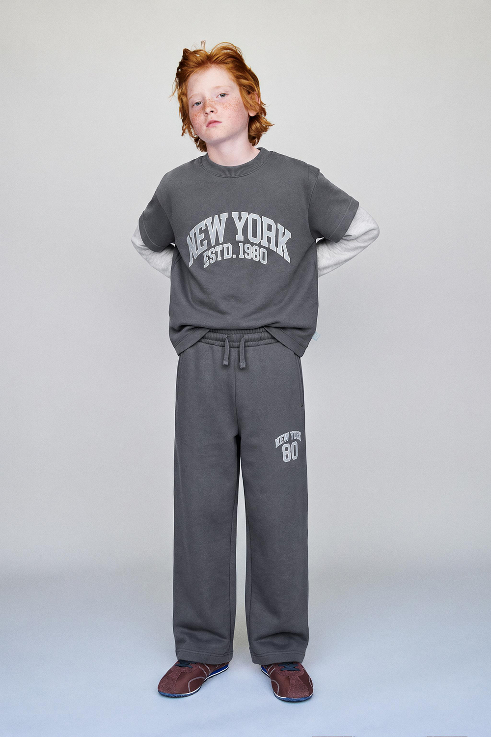 ZARA БРЮКИ STRAIGHT В СТИЛЕ VARSITY, ТЕМНО-СЕРЫЙ