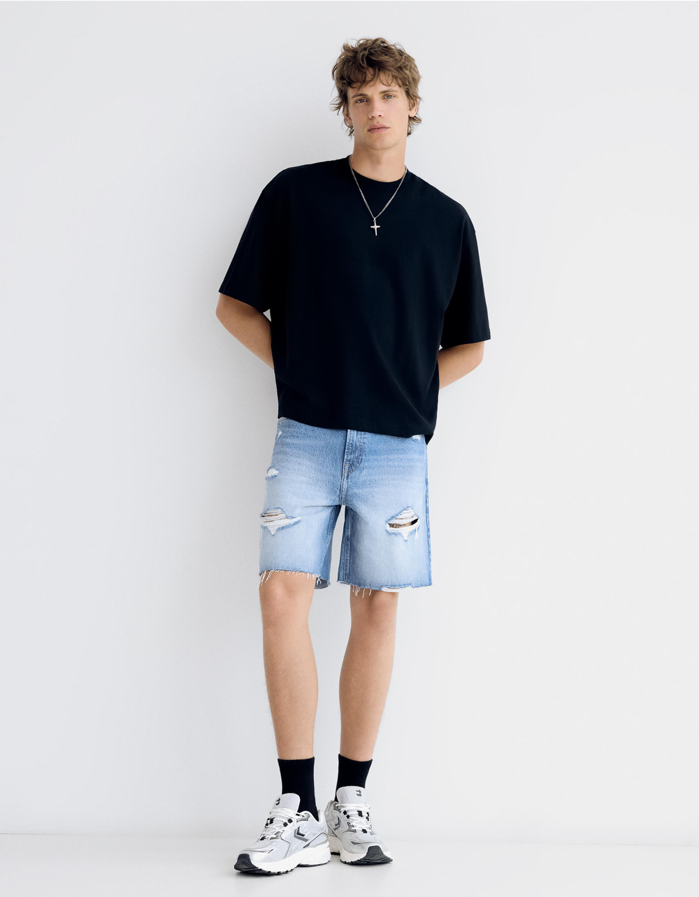 Мужские рваные джинсовые бермуды - BERSHKA