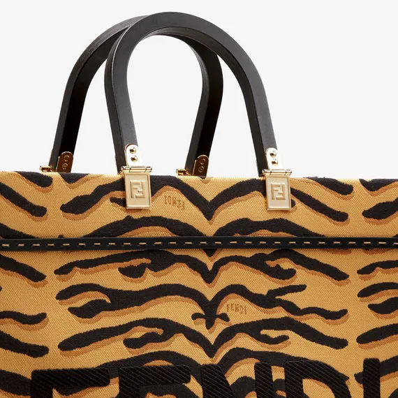 Сумка-шоппер Fendi из капсульной коллекции Spring Festival