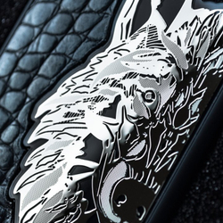 Боковой вид чехла Euphoria HM Metal Wolf — кожа MiniCROC тиснение под крокодила, шильд Euphoria металл