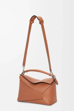 Loewe Сумка среднего размера Puzzle Edge из классической телячьей кожи, коричневый