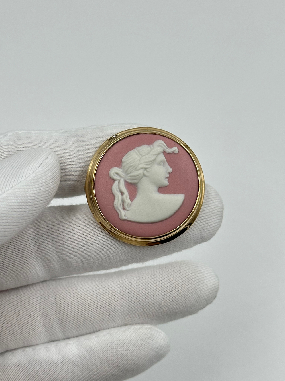 Брошь Wedgwood розовая