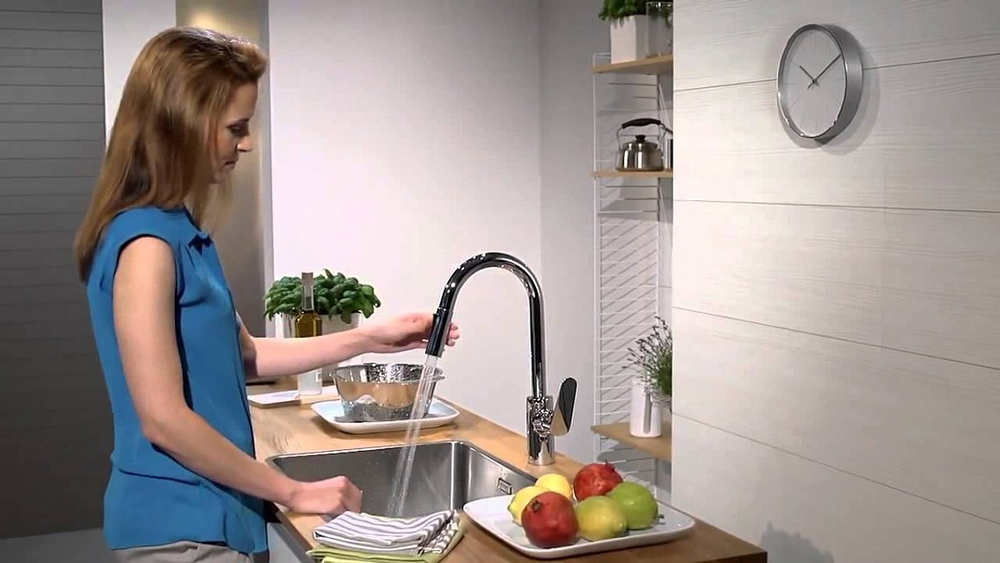 Смеситель Hansgrohe 31815000 Focus  для кухни 240, однорычажный, с выдвижным душем, 1/2