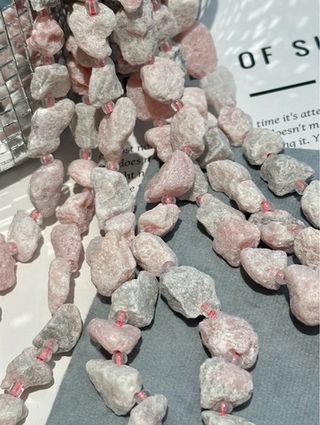Минерал серо-розовый матовый необработанный 11-16мм, свободной формы, 1/2 нити 18-19см (11-12 бусин)