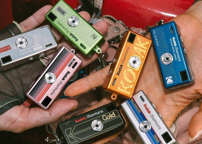 KODAK Charmera Millennium Edition — миниатюрная цифровая камера-брелок в стиле 2000-х. Фото и видео 1440 × 1080, 7 фильтров, 4 рамки, microSD до 128 ГБ и USB-C. Продаётся в формате Blind Box — внутри один из 7 коллекционных дизайнов.