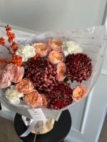 Букет сборный из кустовых пионовидных роз, одноголовой хризантемы, диантусов и илекса