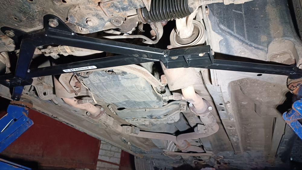 Распорка передняя нижняя Infiniti EX, Infiniti G (V36) и Infiniti M (Y50) С ПОЛНЫМ ПРИВОДОМ (ПОД ЗАКАЗ)