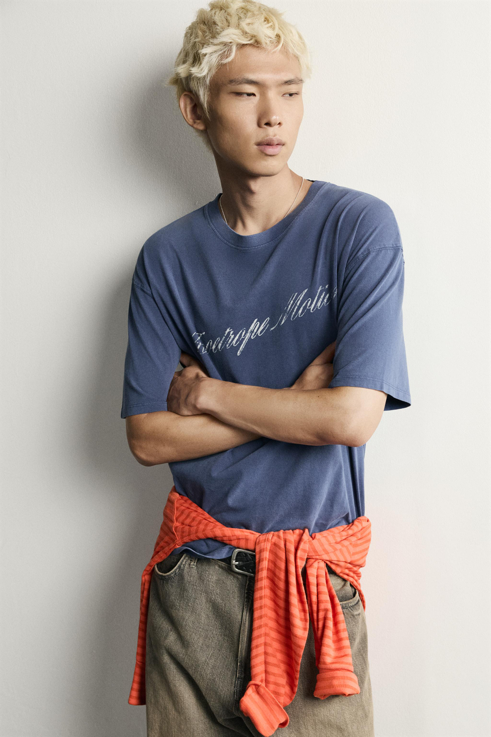 ФУТБОЛКА КРОЯ BOXY FIT С ЭФФЕКТОМ ПОТЕРТОСТИ И ПРИНТОМ — ZARA