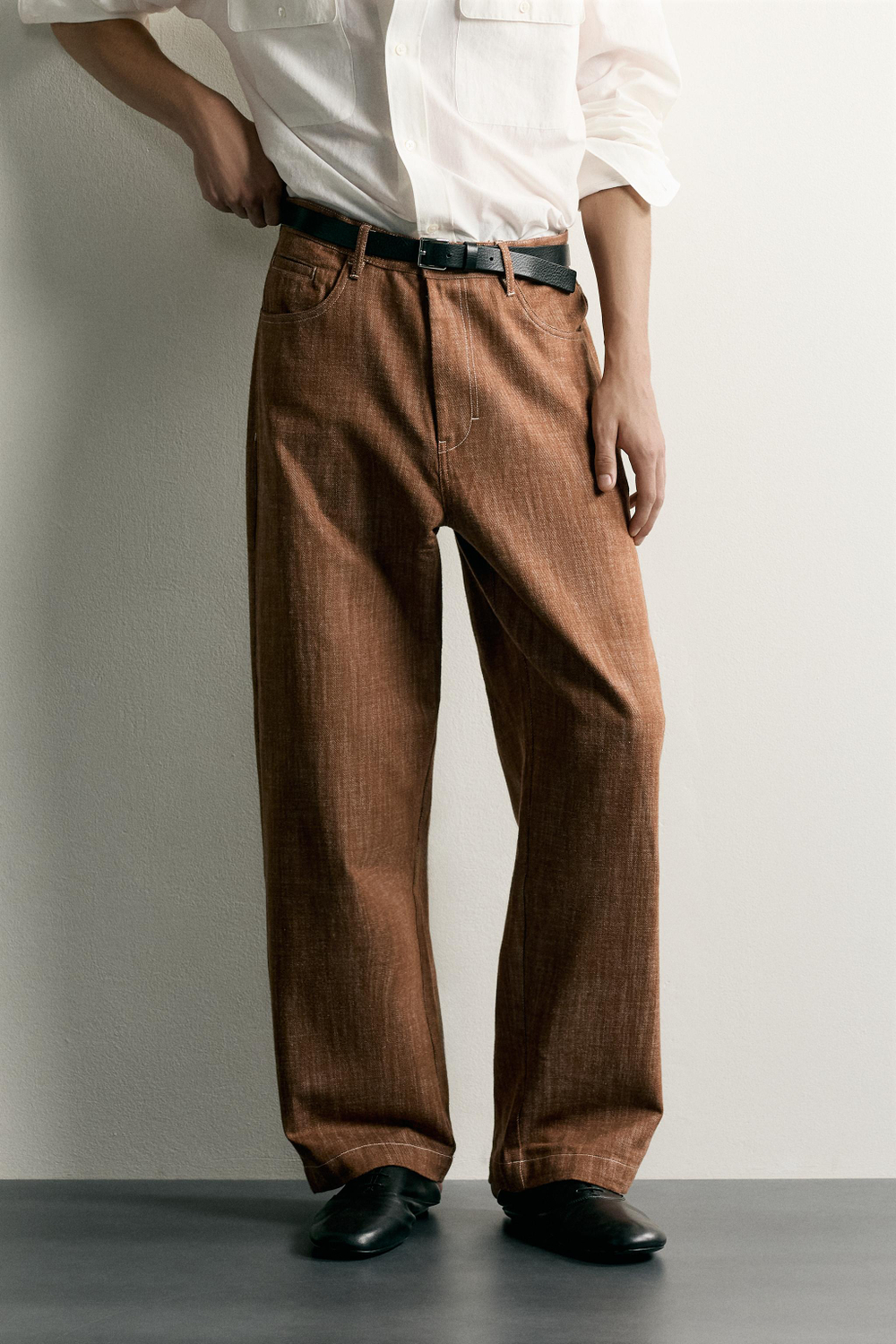 БРЮКИ RELAXED FIT С КОНТРАСТНОЙ ПРОСТРОЧКОЙ — ZARA