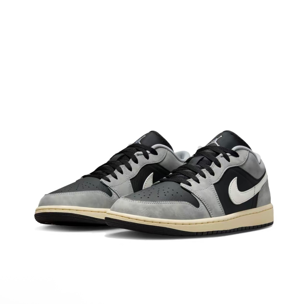 alt="Кроссовки Jordan 1 Low светло-серый черный цвет вид спереди"