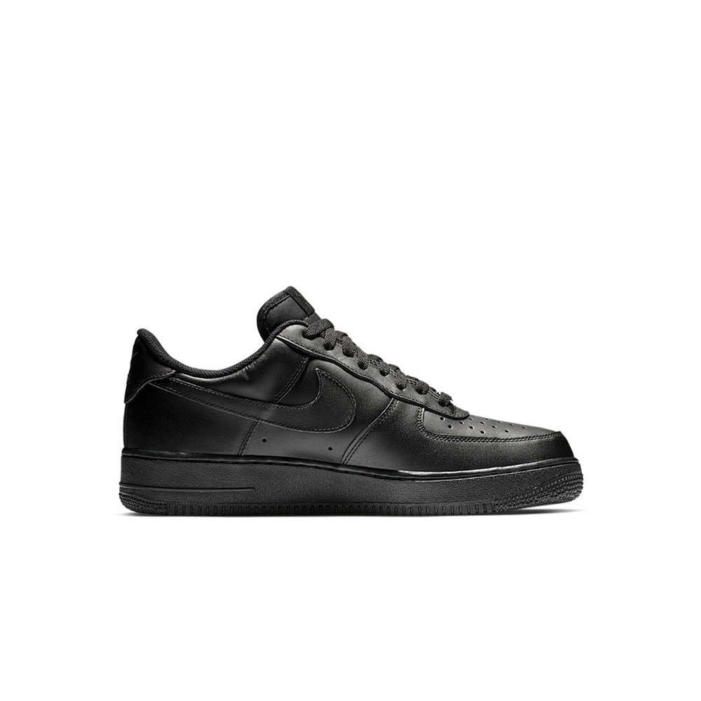alt="Nike Air Force 1 07 Triple Black CW2288-001 полностью черные вид сбоку на белом фоне"