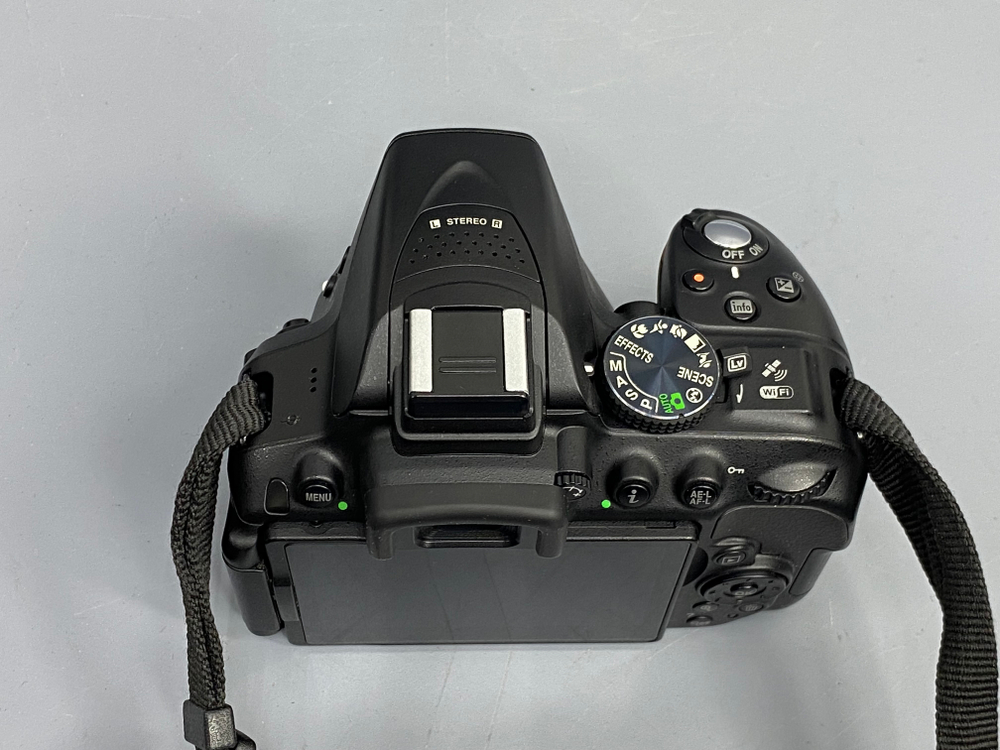 Nikon D5300 kit 18-55mm 3.5-5.6G VR 2.600 Кадров