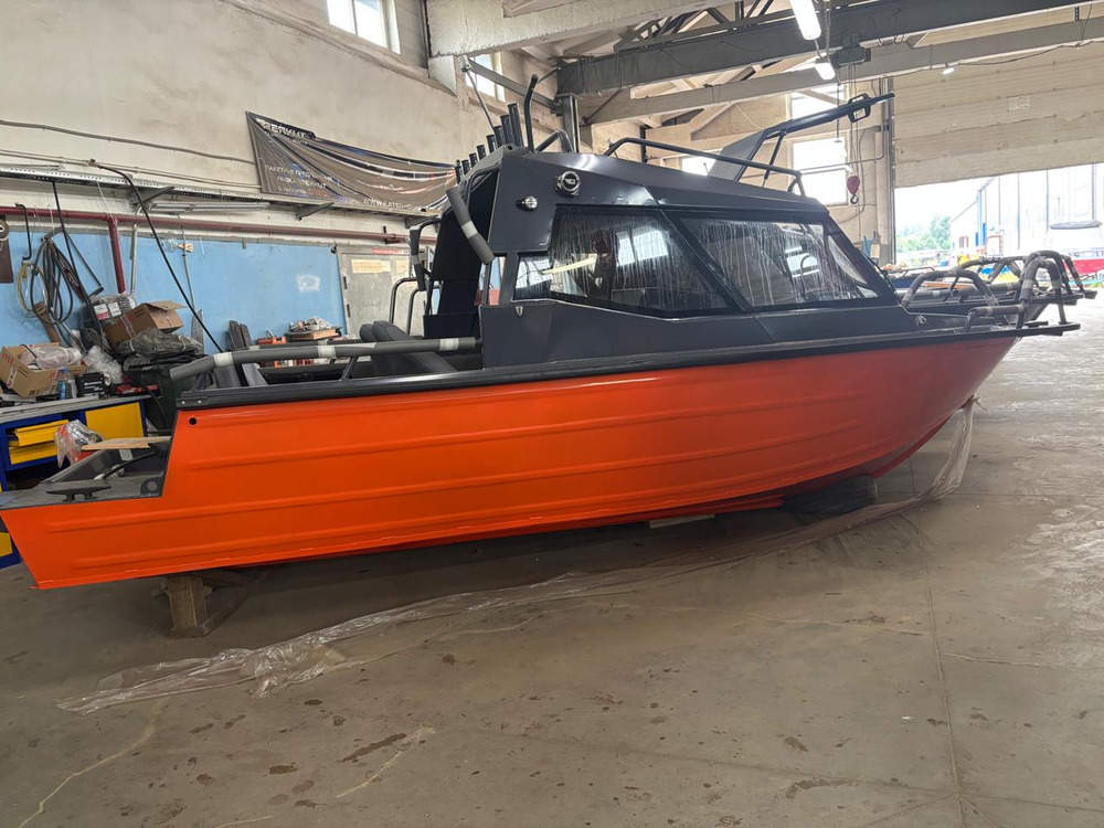 Алюминиевая лодка BERKUT L-HT NEW капот+длинная полурубка