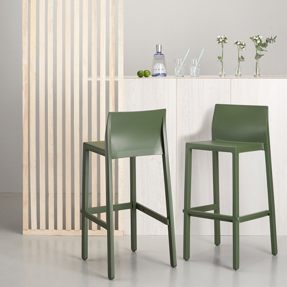 Стул пластиковый барный Trill Stool