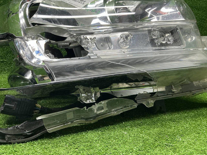 Битая Фара правая Land Cruiser 200 (15-21) LED
