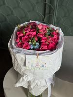 Букет из яркой кустовой пионовидной розы и оксипеталума