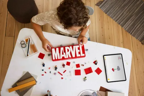 Конструктор LEGO Marvel 76313 Логотип с минифигурками