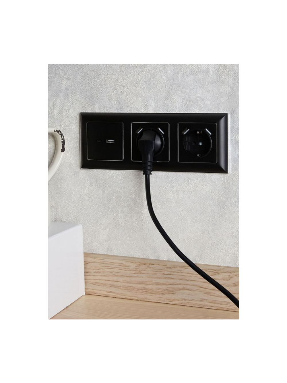 Розетка BRITE РЮш10-2-БрЧ 16А с USB A+A 3.1А с заземл. защ. шторки механизм черн. IEK BR-R14-16-U21-D31-K02