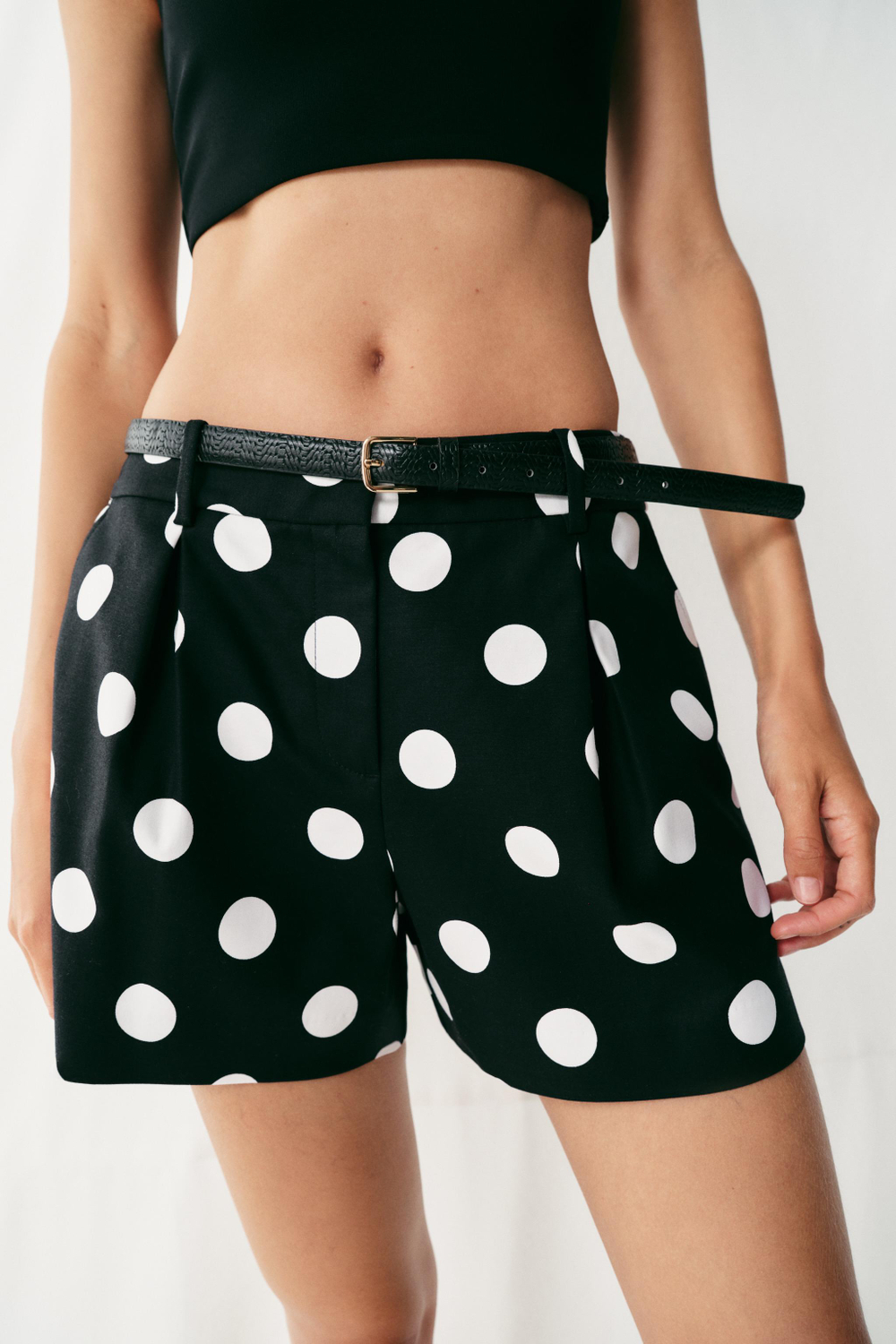 ШОРТЫ В ГОРОШЕК С ЗАЩИПАМИ И РЕМНЕМ — ZARA