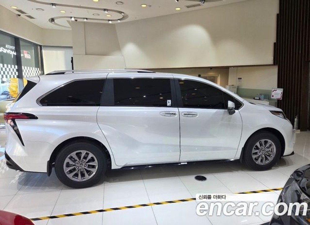 Toyota Sienna 2.5 Hybrid AWD — 2025