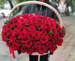 101 РОЗА в плетенной корзине