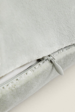 ZARA HOME БАРХАТНЫЙ ЧЕХОЛ ДЛЯ ДЕКОРАТИВНОЙ ПОДУШКИ, СВЕТЛО-СЕРЫЙ