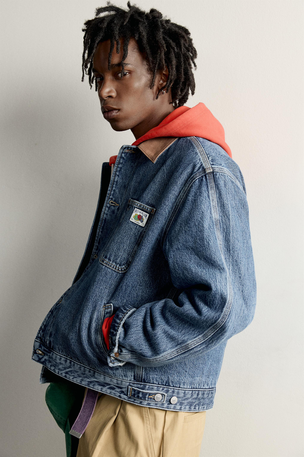 ДЖИНСОВАЯ КУРТКА С КОНТРАСТНОЙ ОТДЕЛКОЙ И ПАТЧЕМ FRUIT OF THE LOOM™ — ZARA