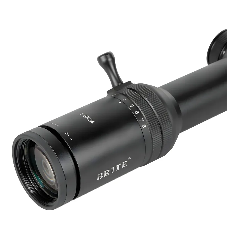 Прицел оптический BRITE LPVO 1-8X24 IR - крупный план окуляра с маркировкой 1-8X24 и рычагом