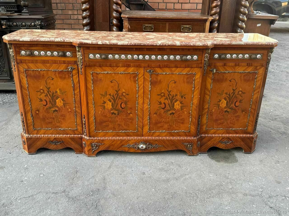 Старинный дрессуар с маркетри
